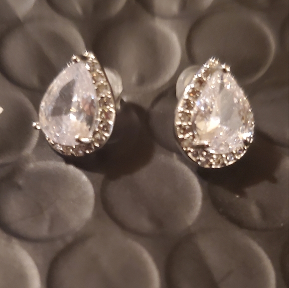 ❤️ 2/$80 Tear drop Earrings - Picture 3 of 3